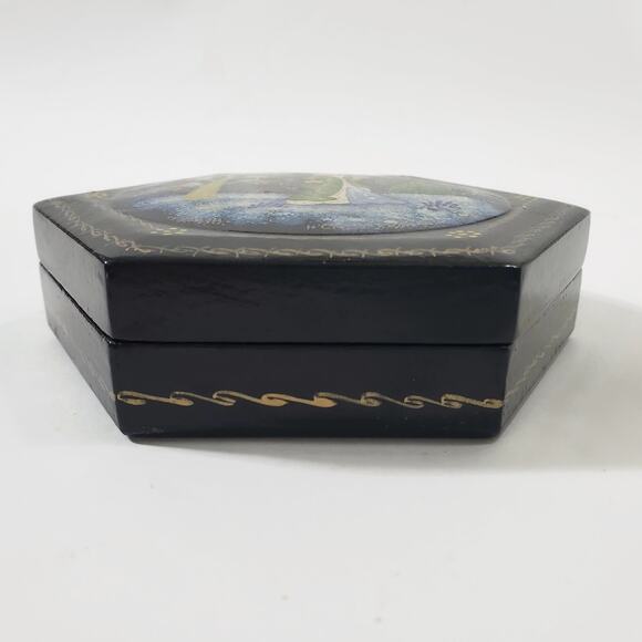 Vintage Snow Maiden Снегу́рочка Russian Lacquer Hexagon Box - Picture 3 of 6